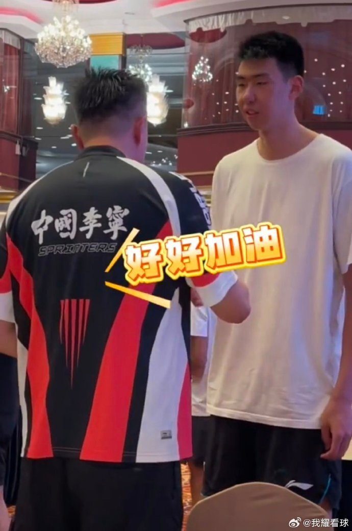 后者也向徐